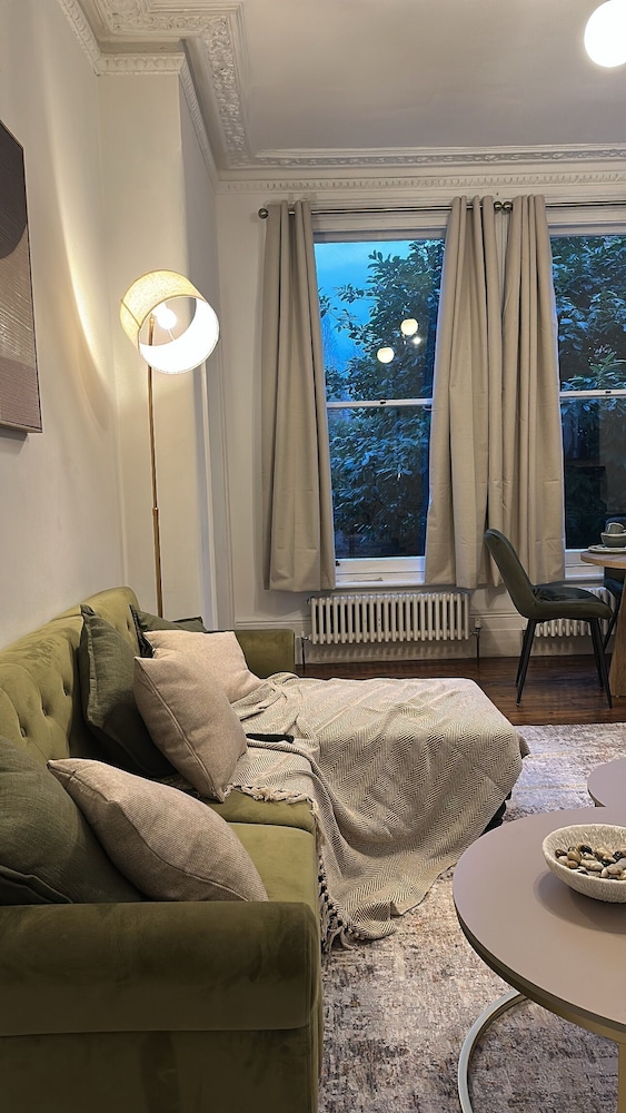 Cosy West Kensington Apartment - 3 Min to Tube