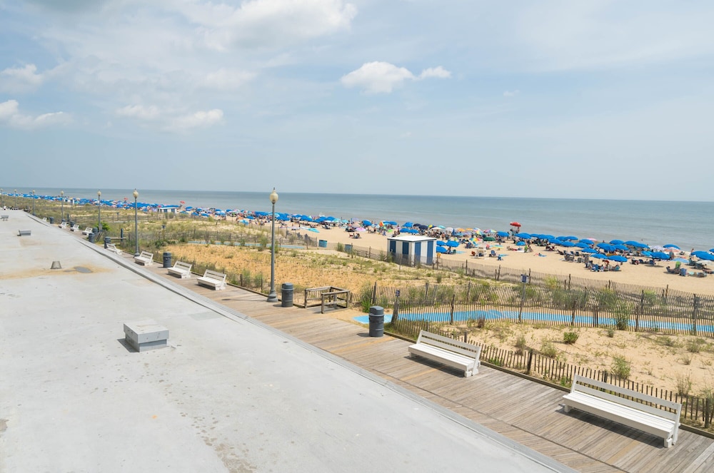 Seaside Star On The Boardwalk! view 3