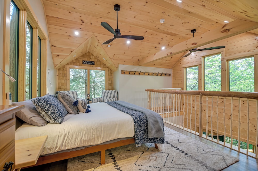 Tree House w/ Hot Tub: Near Sunday River Resort!