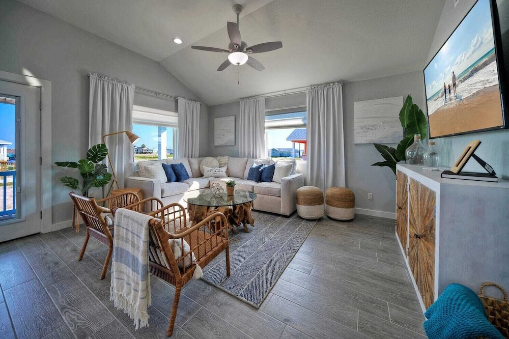 Sleeps 24 2 Homes, Priv Pool, Swing Bar, Patio Lounge Near Nature Preserve