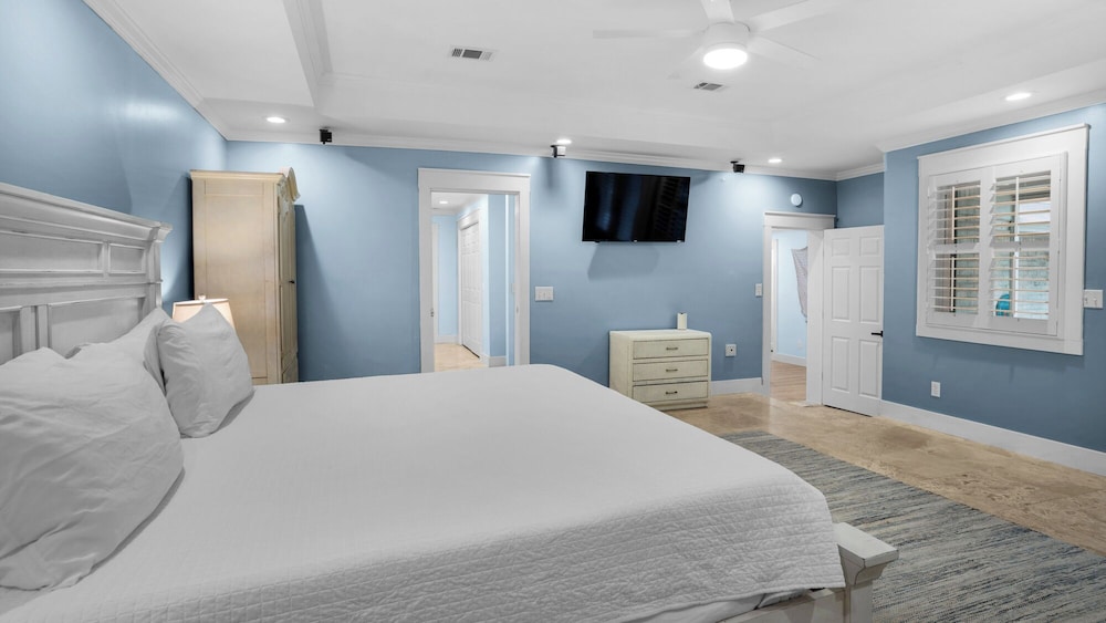 Spacious Retreat w/ Private Pool, Spa, Fireplace + Attraction Tickets!