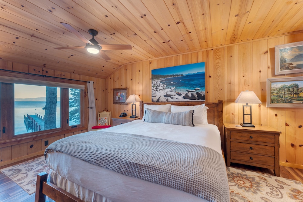 Lakefront Haven by Avantstay Minutes to Ski Resorts Private Dock Boat