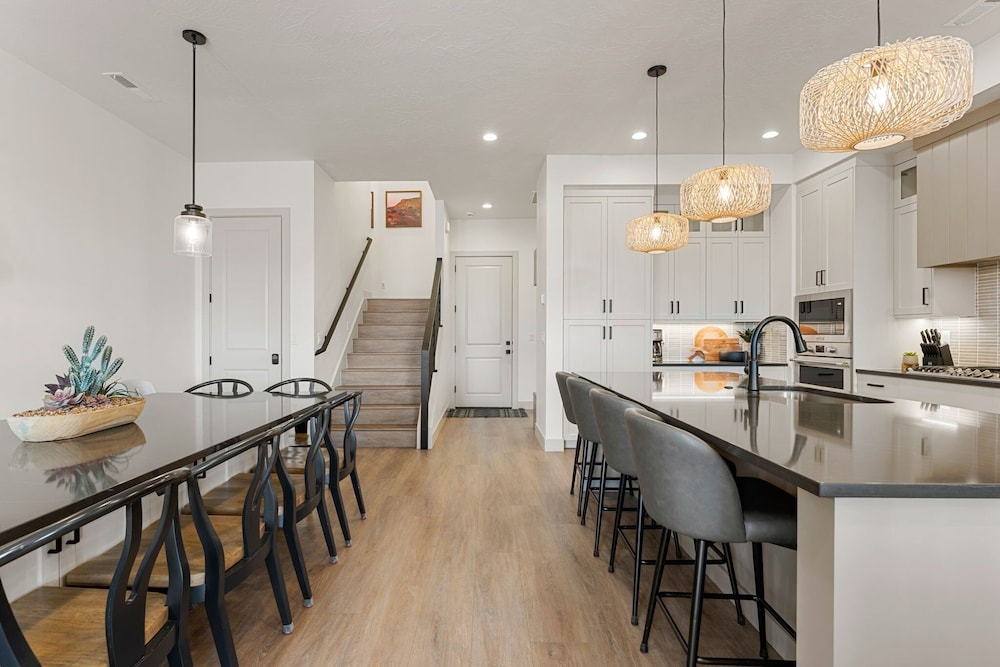 Adventure Central At Desert Color 6 Bedroom Townhouse
