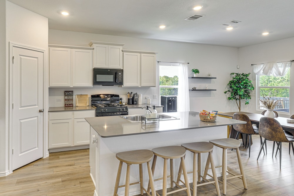 6 Mi to Mckinney Falls: Spacious Home w/ Game Room