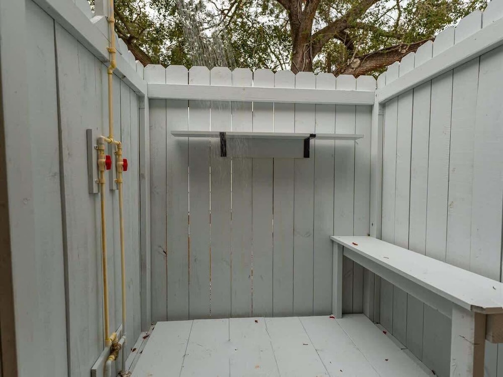 RV in Tampa Great Location Cost pet Friendly