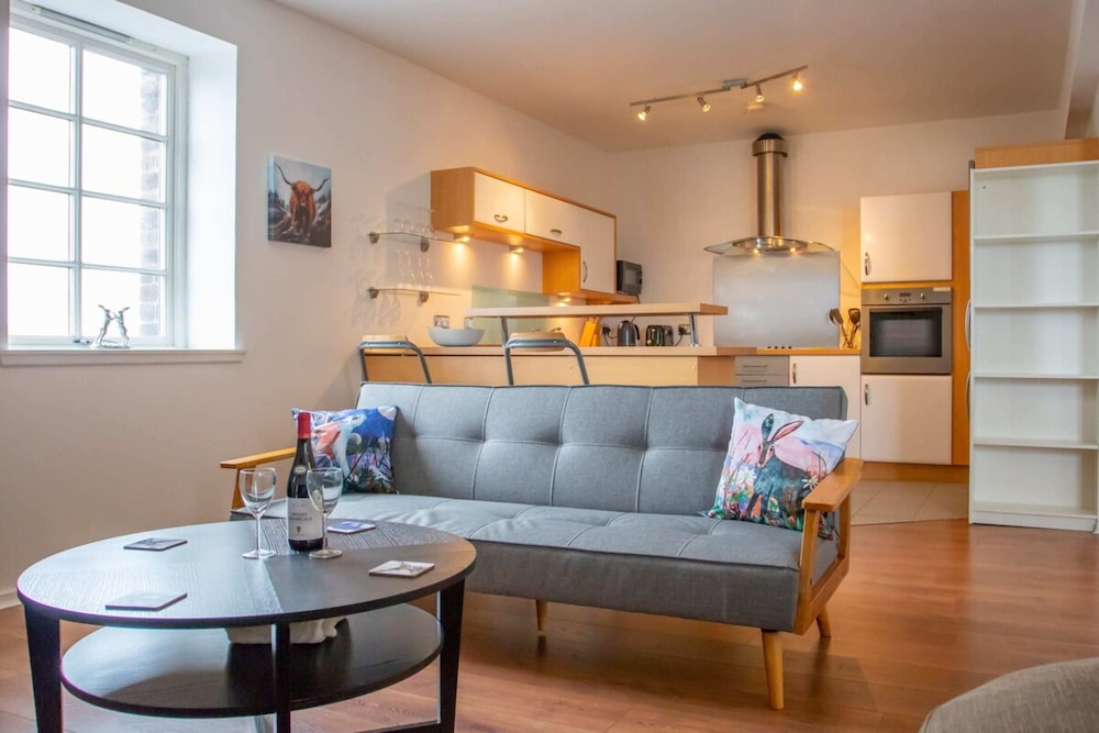 Spacious and Contemporary Flat With Secure Parking