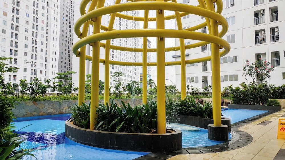 Cozy And Elegant Studio Apartment At Bassura City Near Mall