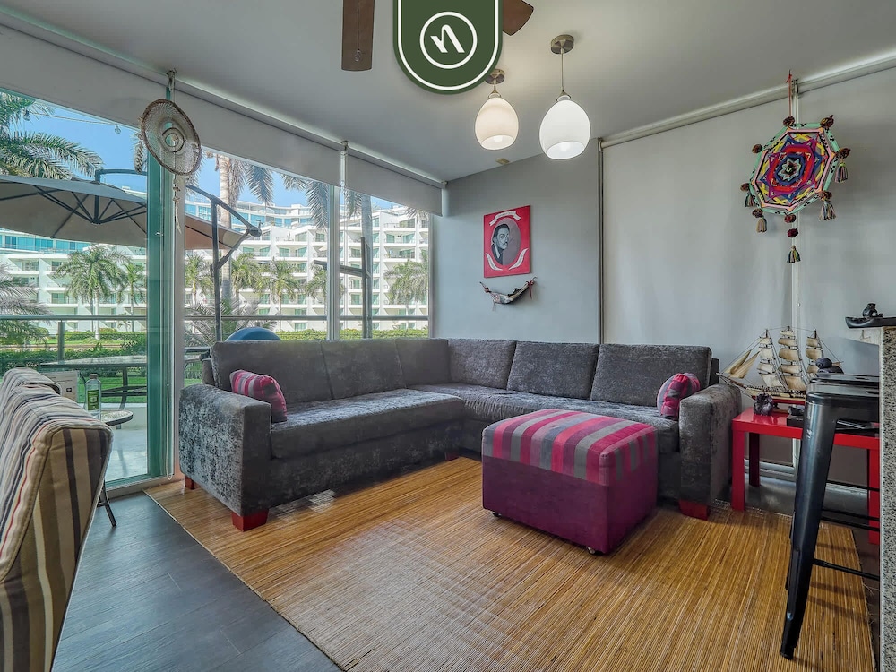 Beachfront 3BR Condo - Pool - Beach Club