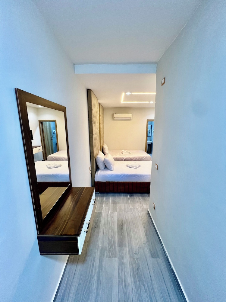 Amadeos pyramids inn