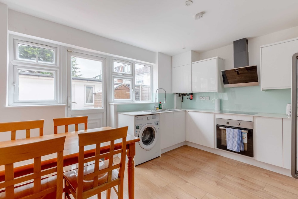 Spacious 4BD Home, Near Excel London!