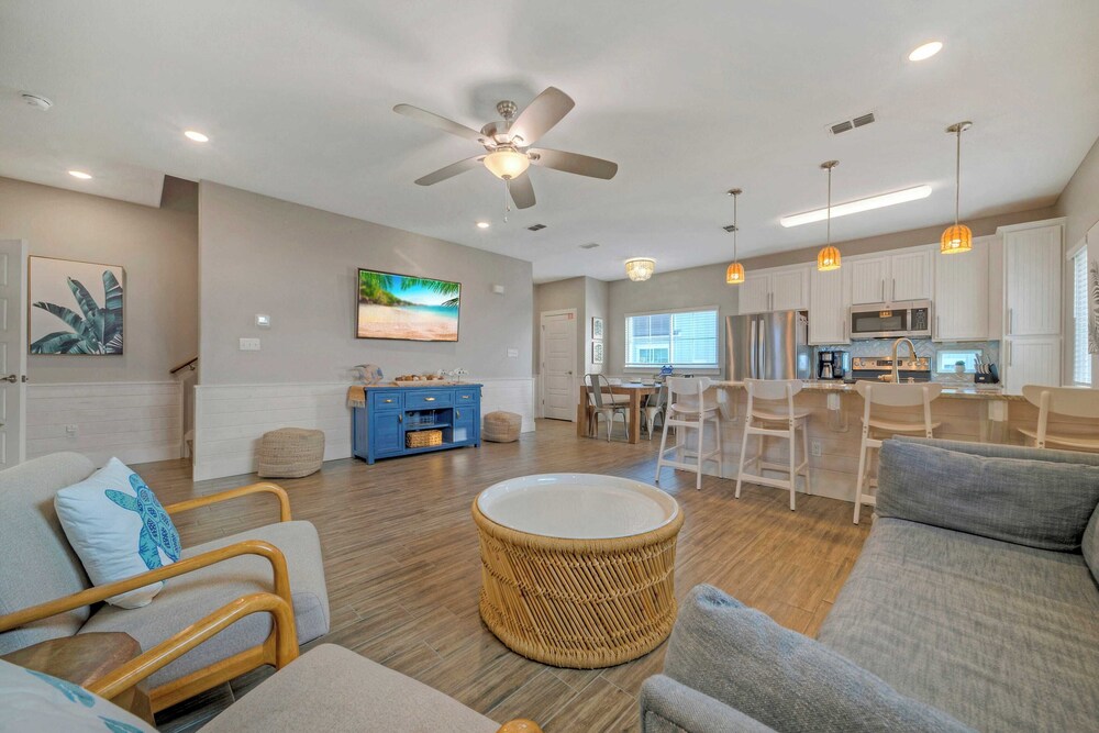 Saltwater Pool, Rooftop Deck w/ View, Near Beach The Blue Crab by Avantstay