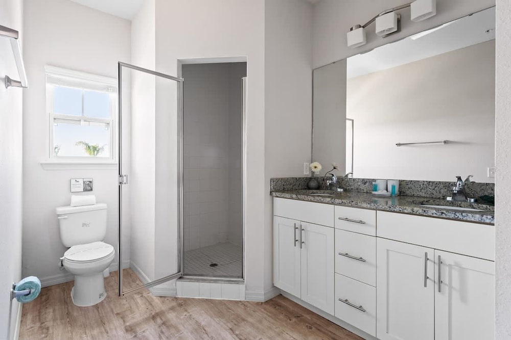 Modern Decor at West Lucaya 4 BR Wl8989