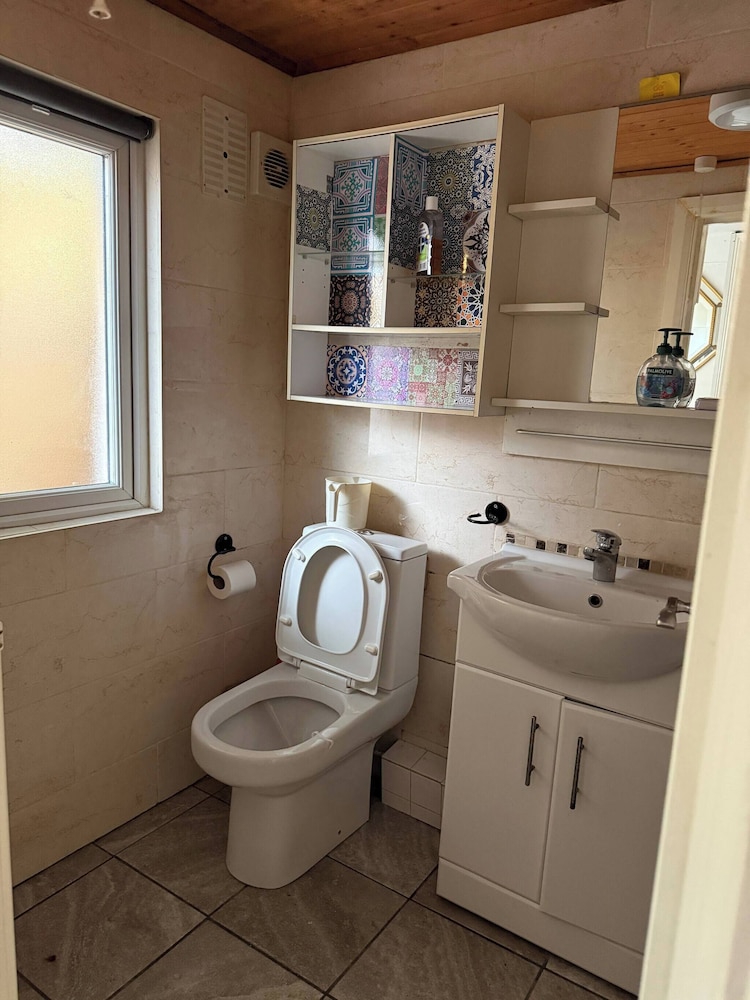 Serene Uxbridge Retreat With Central Heating & Free Parking