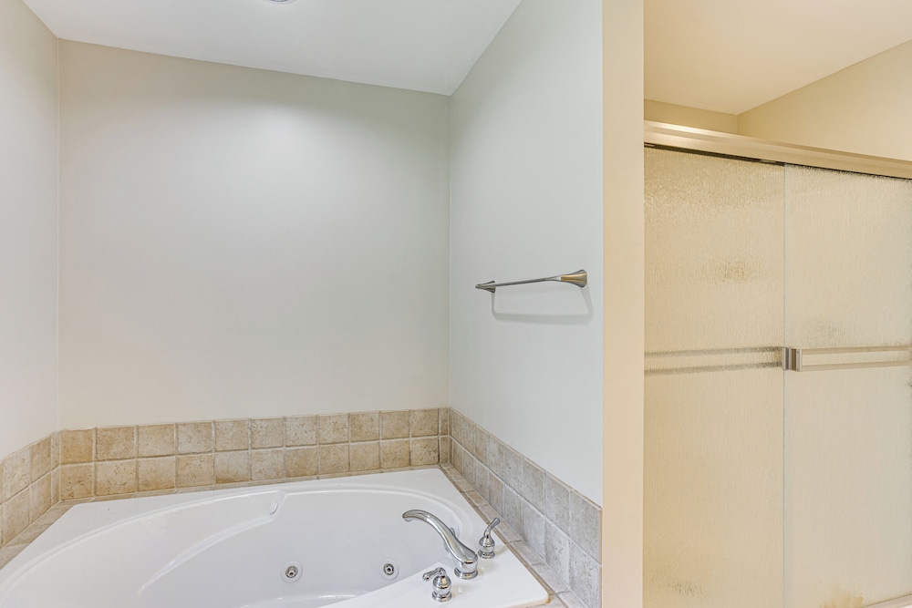 5 Mi to Dtwn York: Spacious Family Home