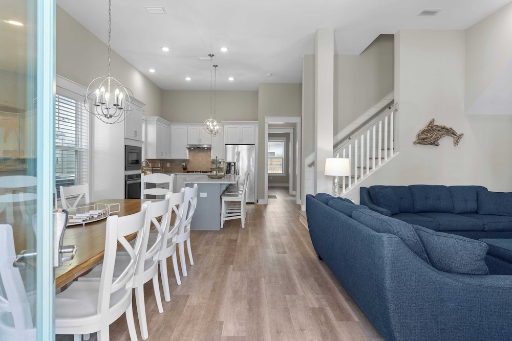 Mins to Beach Access + Pet-friendly + Golf Cart 30A White Sands by Avantstay