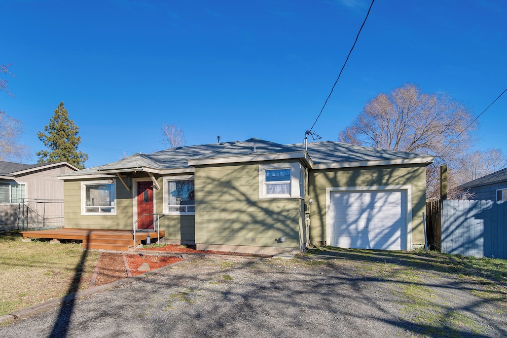Peaceful Klamath Falls Home w/ Large Fenced Yard! view 3