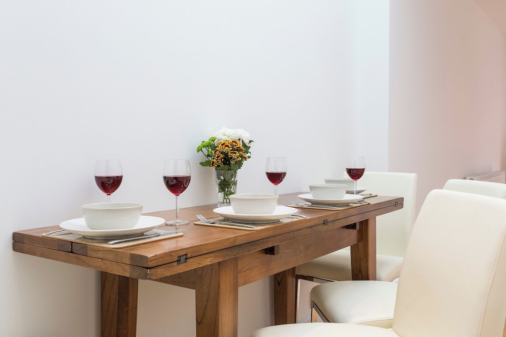 JOIVY 2-bed flat in West London
