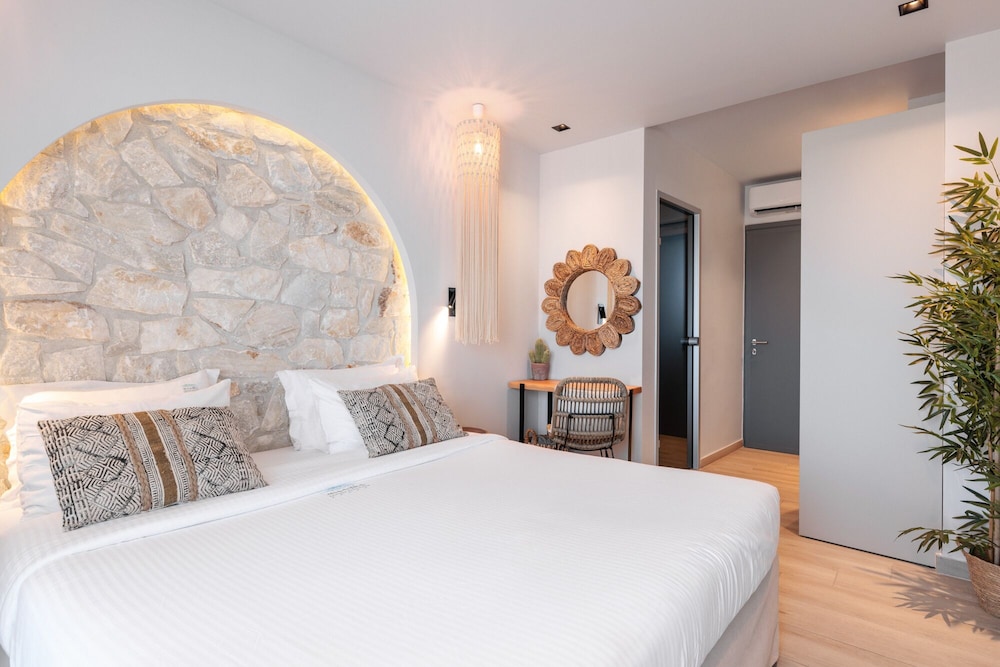 Amalthia Luxury Suites photo 2