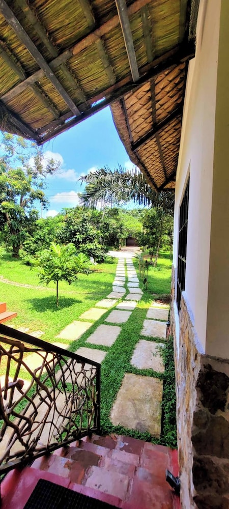 Modern Bahay Kubo Near Tagaytay - Casita Anahaw