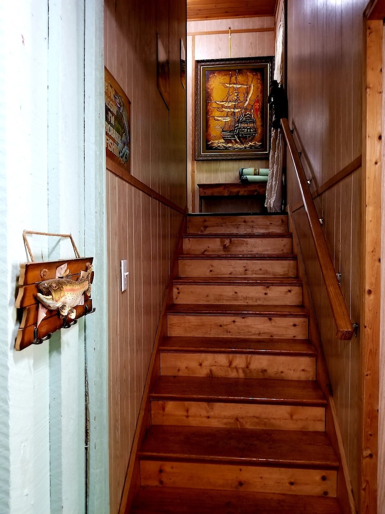 Bear Creek Lodge and Cabins in Helen Ga - Pet Friendly, River on Property, Walking Distance to downtown Helen