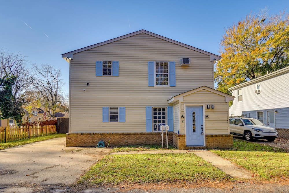 < 1 Mi to Beach! Quaint Norfolk Duplex w/ Yard