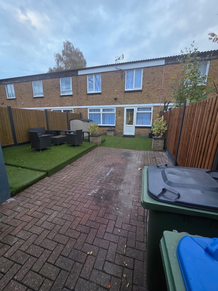 Charming 2 Bedroom Luxurious Home in Thamesmead South East London