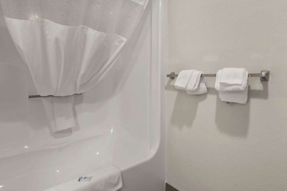 Lumberton Vacations - Rodeway Inn - Property Image 2