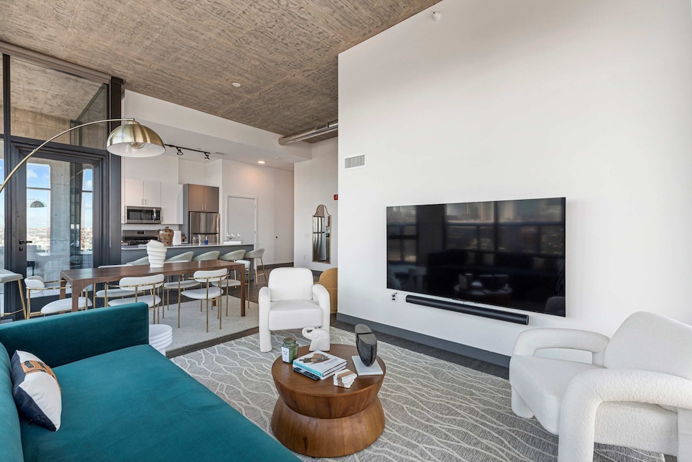 Cloud9 6 apt for 30ppl Fulton Market The Nouveau