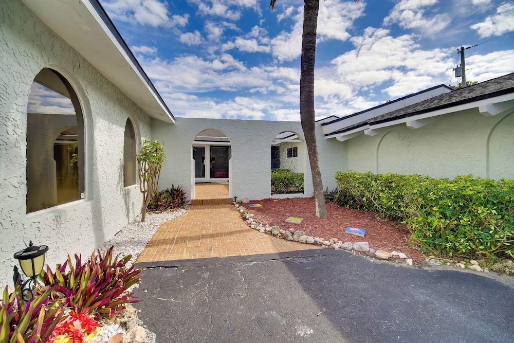 Next to Turtle Preserve: Oceanside Florida Retreat