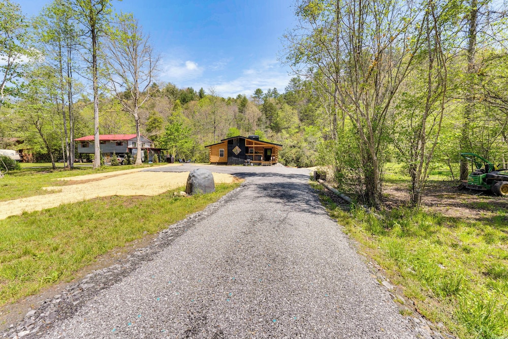 Modern Creek-front Cabin w/ Deck & Views in Murphy