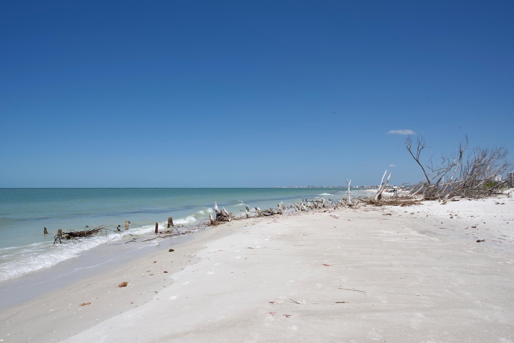 Estero Beach & Tennis 901-c