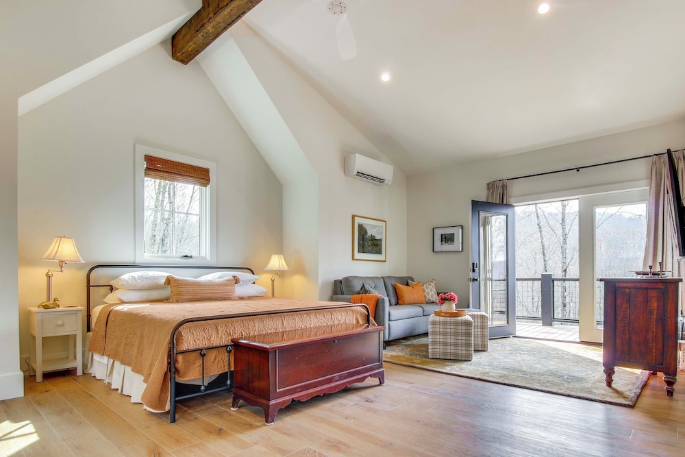 Modern Mountain-view Gem w/ Deck in Glenville