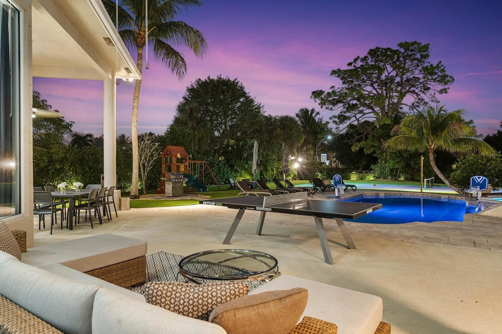 Luxurious 6-Bedroom Villa with Pool & Games