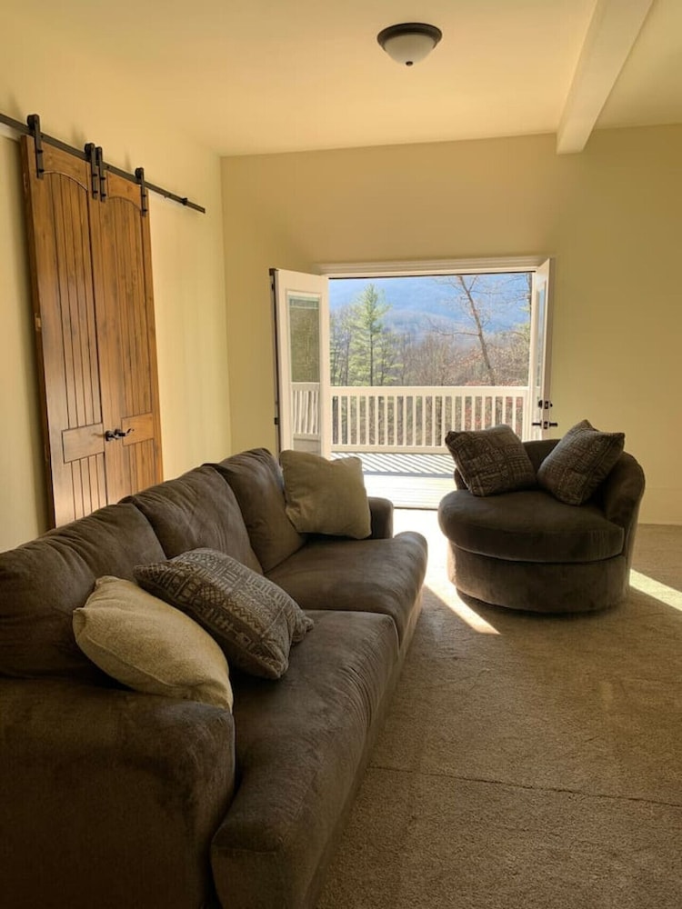 4BR Home Near Golf Course Mount Mitchell View