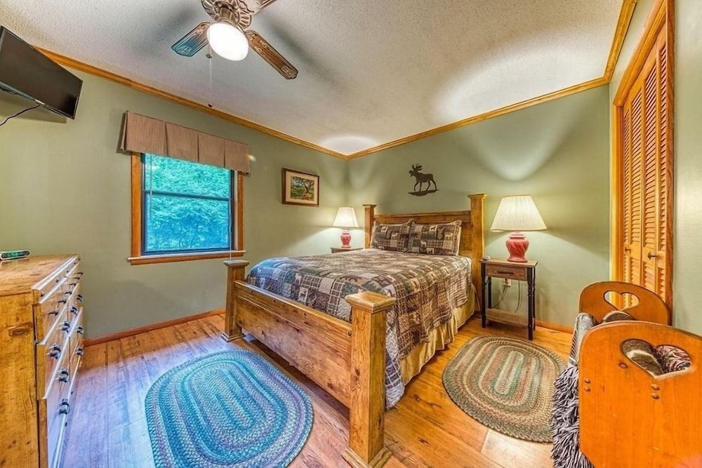 Lazy Creek Retreat 2 Bedroom Home by RedAwning view 4