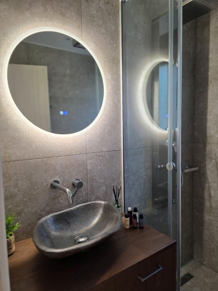 JM Dēos Suites