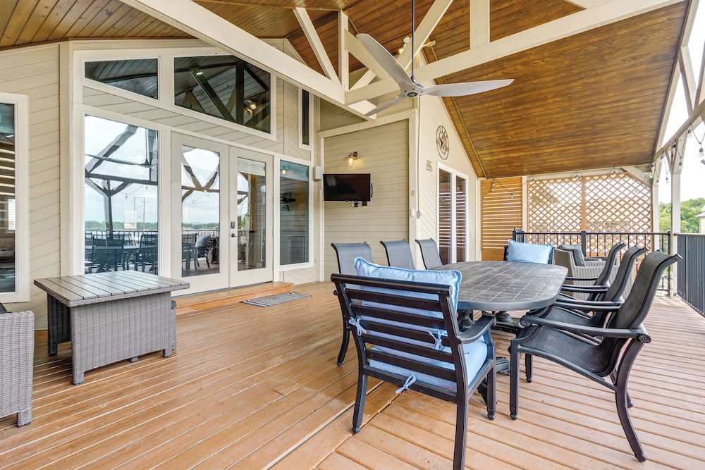 Private Boat Dock & Slip: Luxe Lake Conroe Gem!