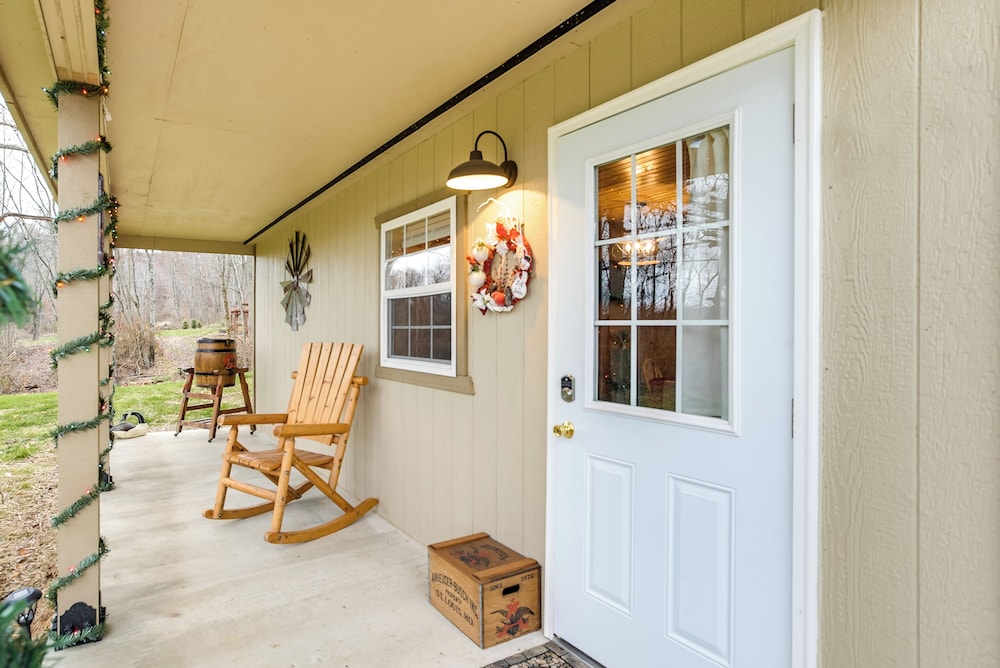 On 40 Acres: Charming Cabin in Zanesville!