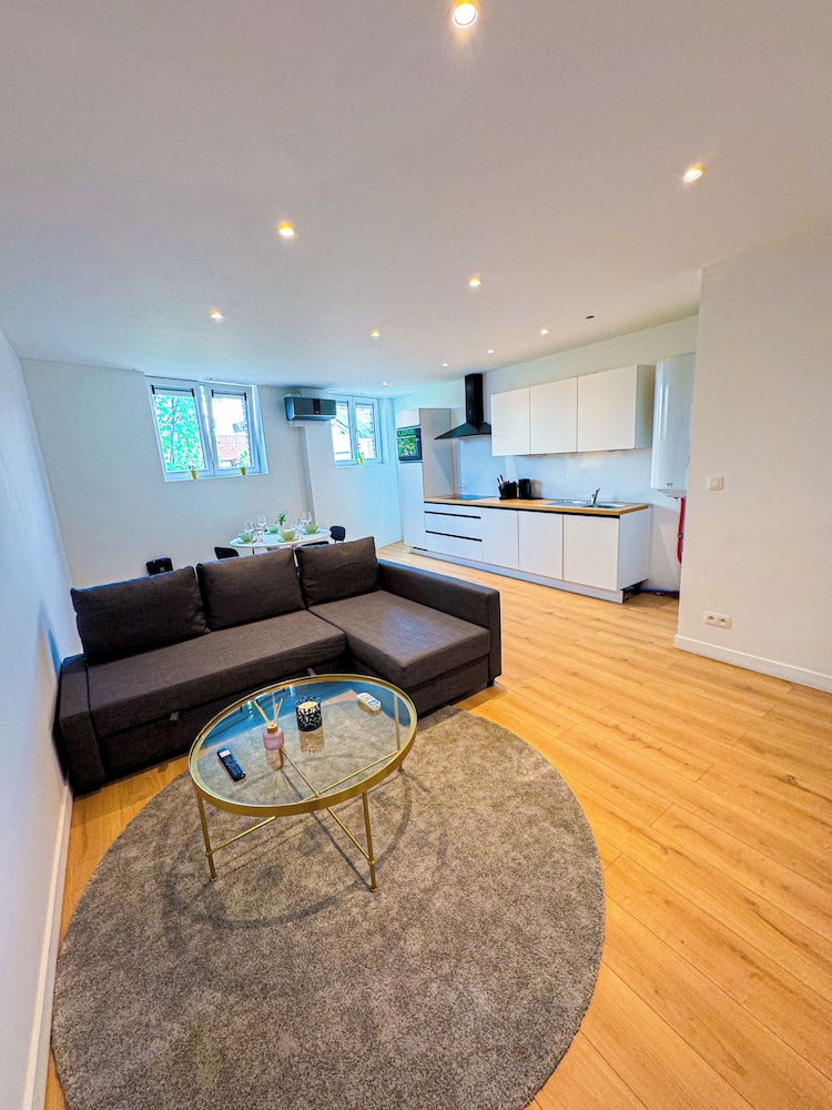 Cozy 1BR With Living Room Near City