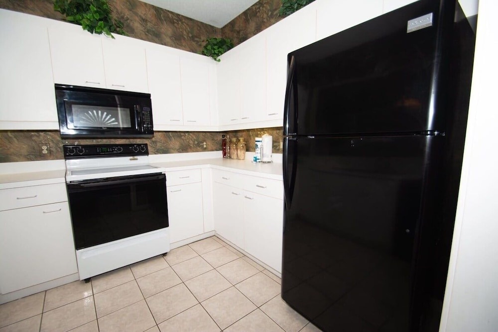 Canterbury Court 6 E 3 Bedroom Apts