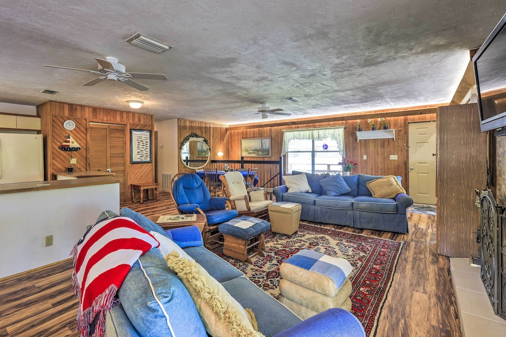 Charming Abode w/ Dock on the Suwannee River