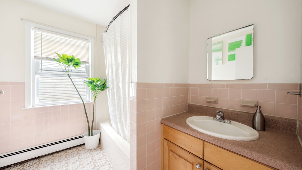 Luxury NYC Home with Free Parking for 12
