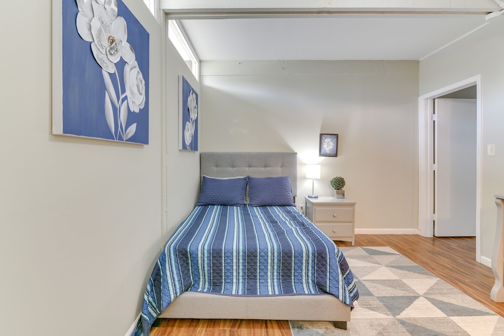 < 1 Mi to Pleasure Pier: Unit in Galveston!