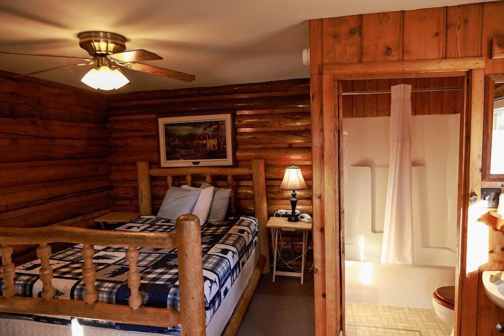 Twin Pines Lodge & Cabins view 4
