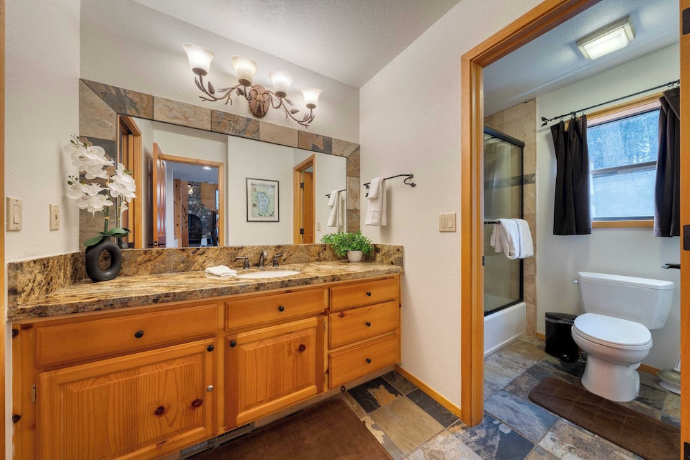 Cozy Escape w/ Hot Tub + Deck & Access to Tahoe Donner & Skiing Alpenglow Chalet by Avantstay