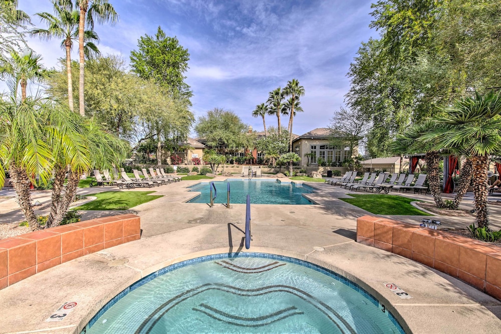 Walk to Papago Park: Condo in Phoenix