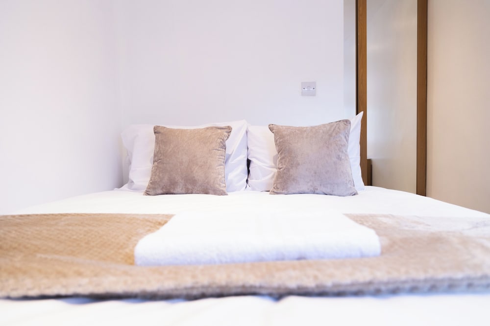 Wolverhampton - 4 Bed House - Free Parking