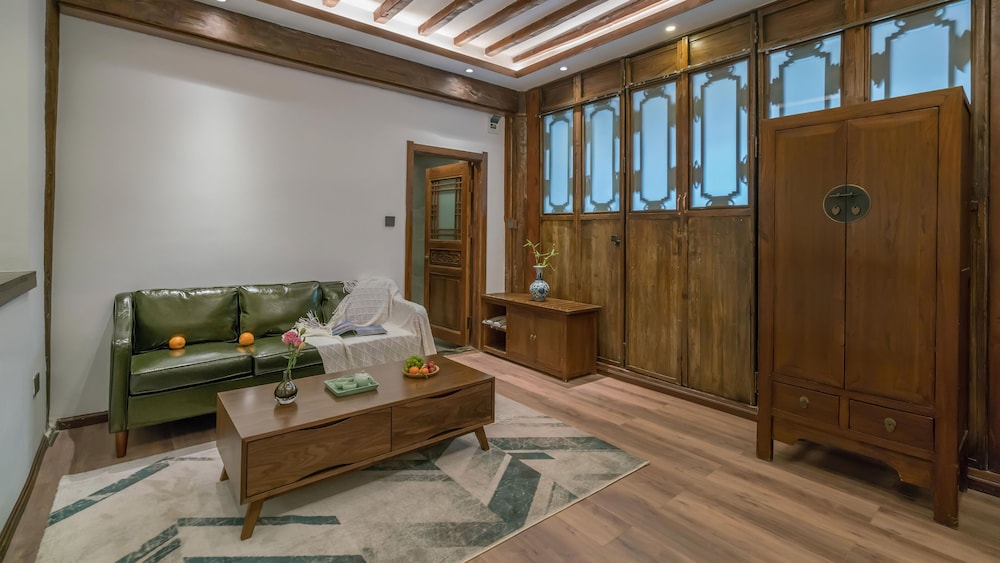 Lize Graceland Artistic Suite Inn