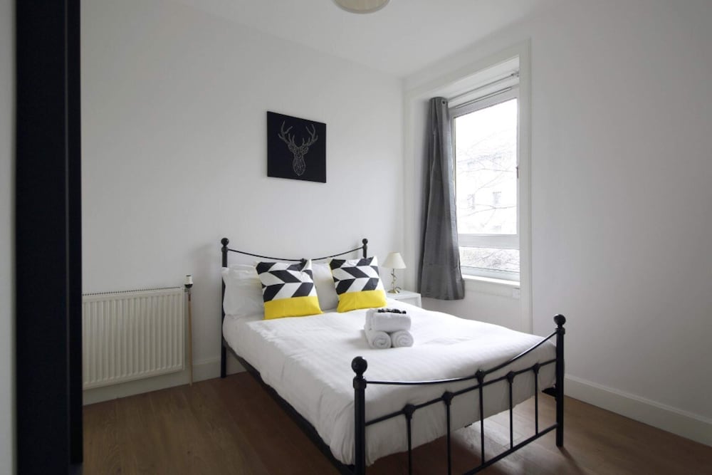 Modern Apartment in the Heart of Edinburgh view 2