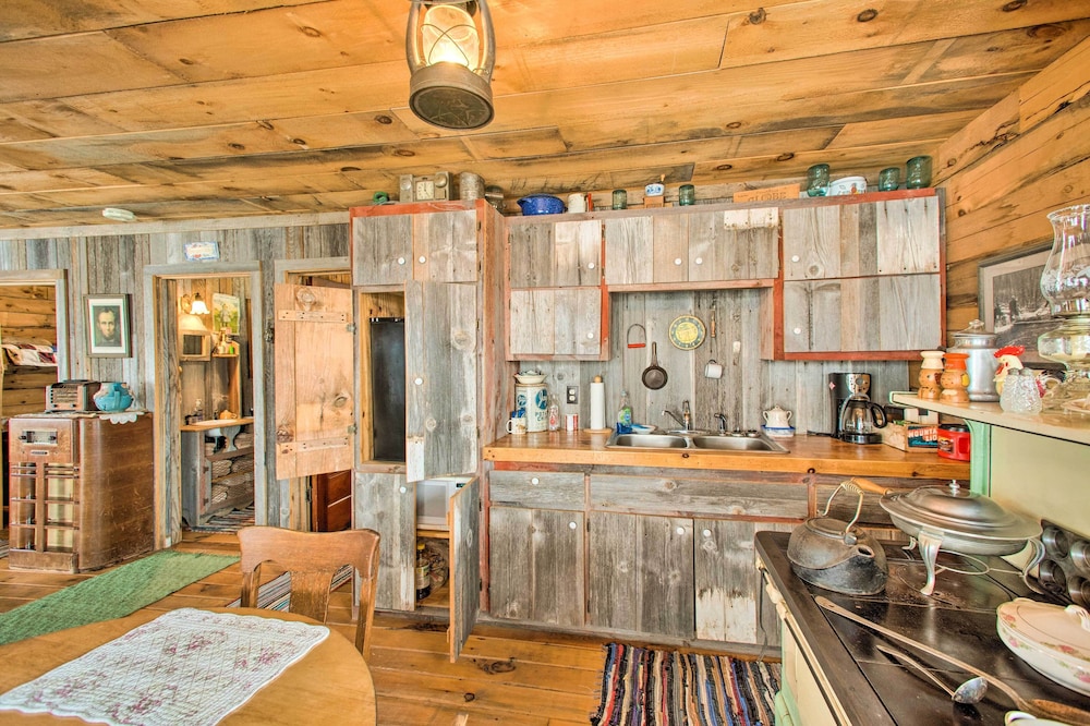 Secluded Powersville Cabin: 25 Mi to Lake Paho!